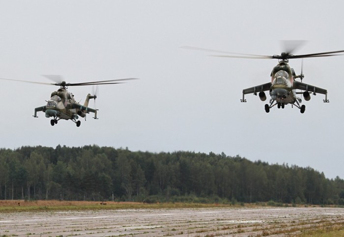 Một cặp "xe tăng bay" Mi-24 cất cánh